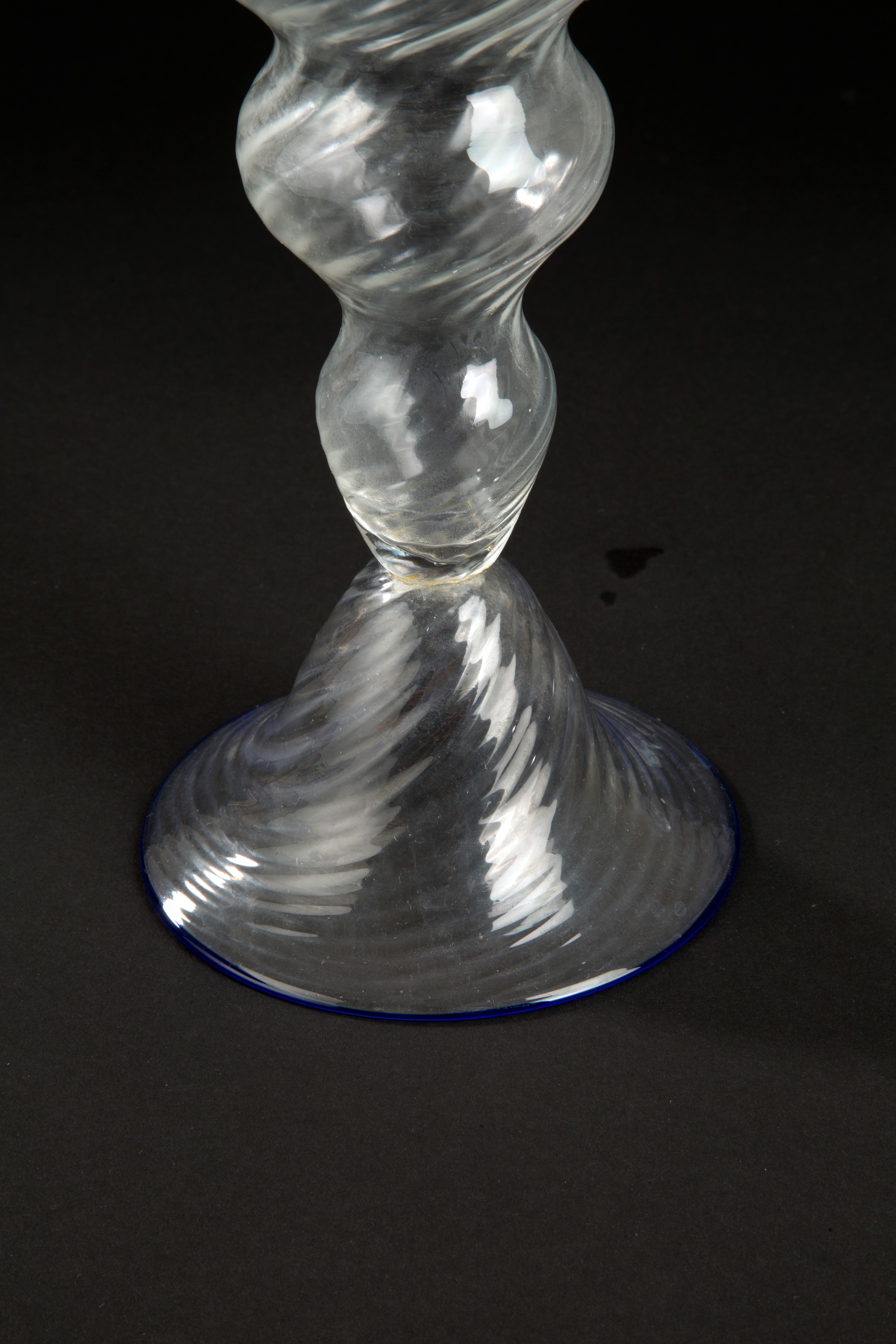 Vaso in vetro trasparente con bordo blu. SALVIATI