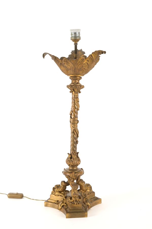 Table lamp with newts