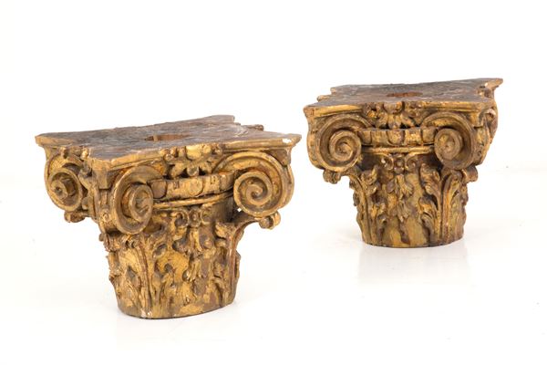 Coppia di capitelli in legno dorato