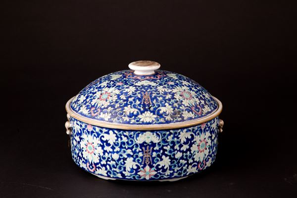 Porcelain pot