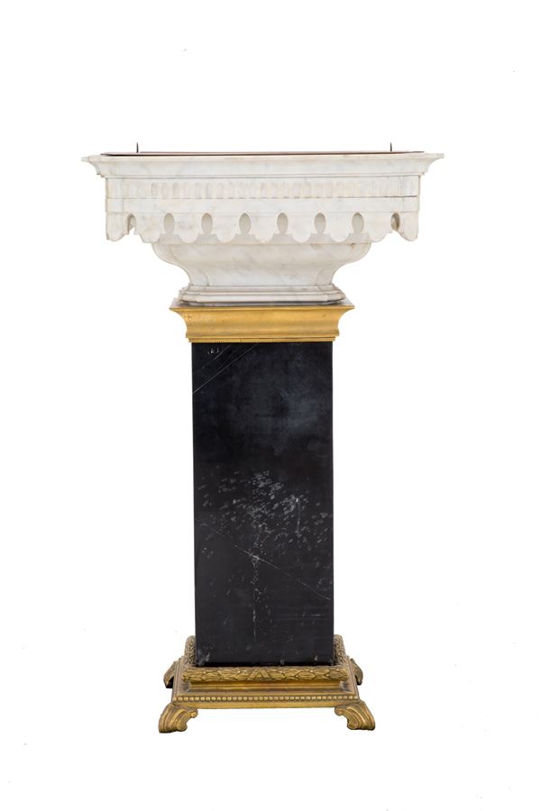 Bathtub with marble column