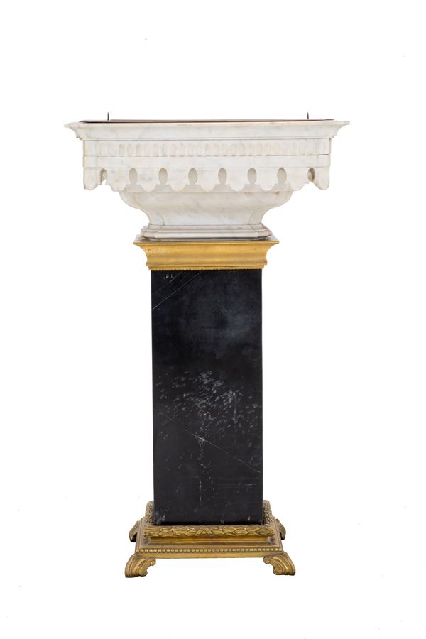Vasca con colonna in marmo