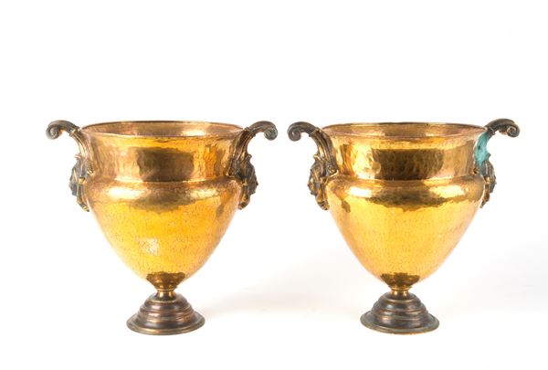 Coppia di vasi in bronzo e ottone