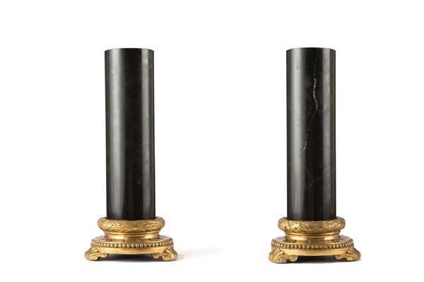 Due colonne in marmo nero
