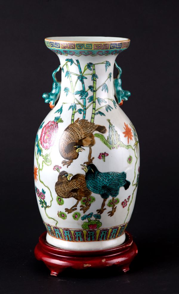 Vaso in porcellana con galli