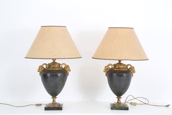 Coppia di lampade con teste di capra
