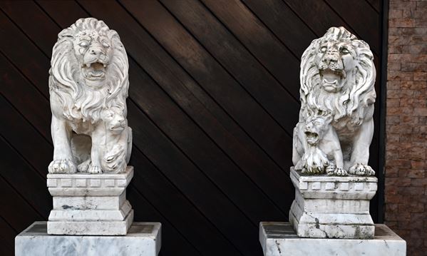 Coppia di sculture "LEONI CON CUCCIOLI"