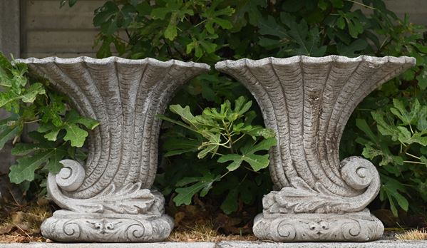 Coppia di vasi a cornucopia  - Asta MILANO DECOR - Antiques, Fine Art, Photographs & Design Auction (n. 96) - Viscontea Casa d'Aste