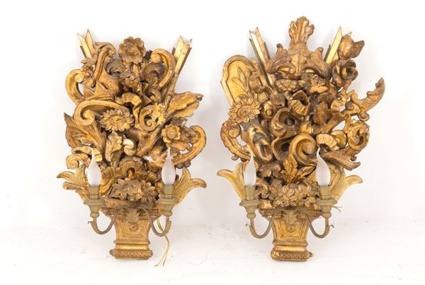 Coppia di applique in legno dorato