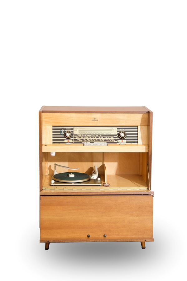 Cabinet with radio and record player. SIEMENS