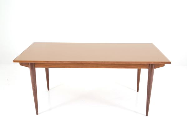 Extendable table with glass top