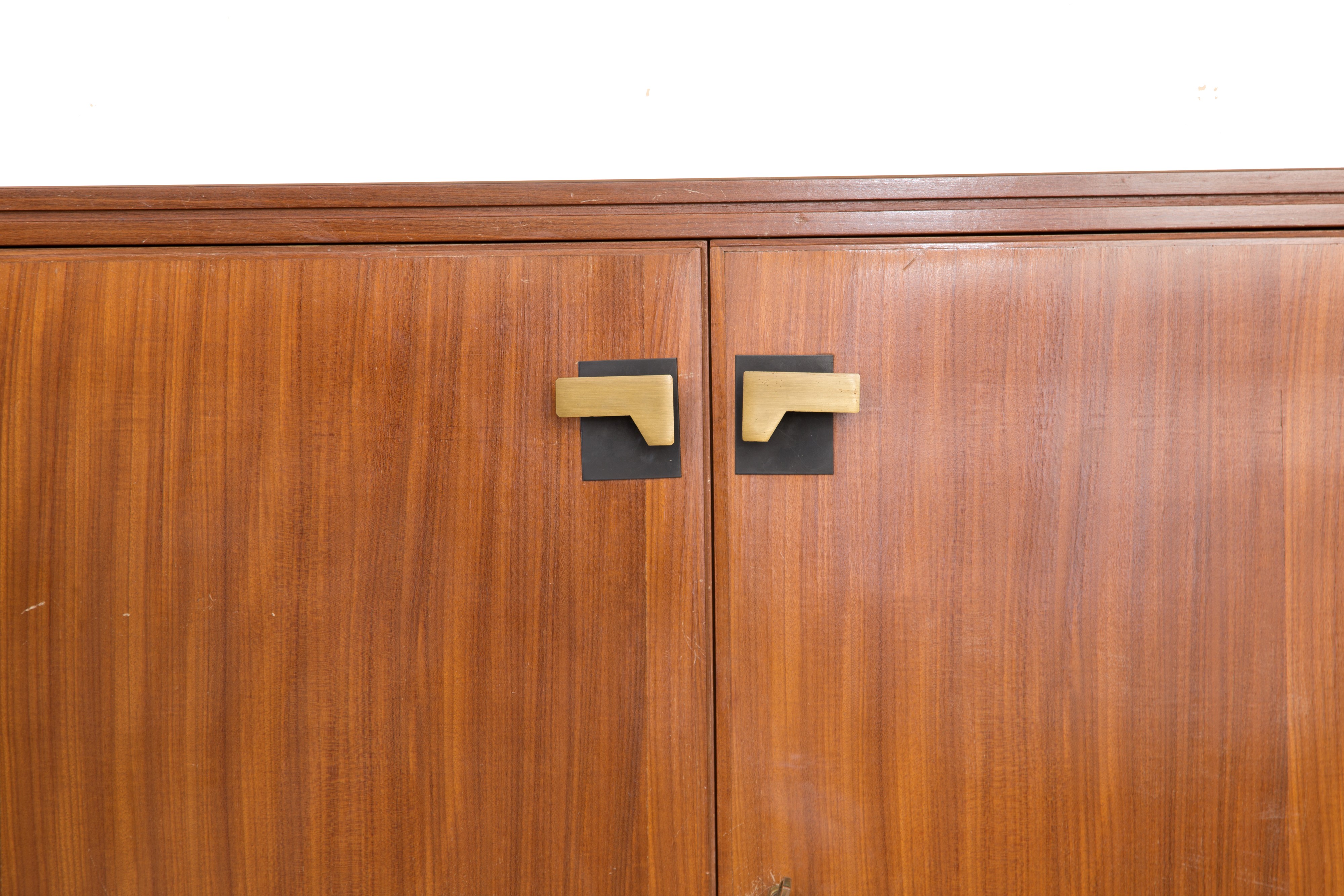 Credenza in mogano, anni '70, con dettagli in ottone e vetro
