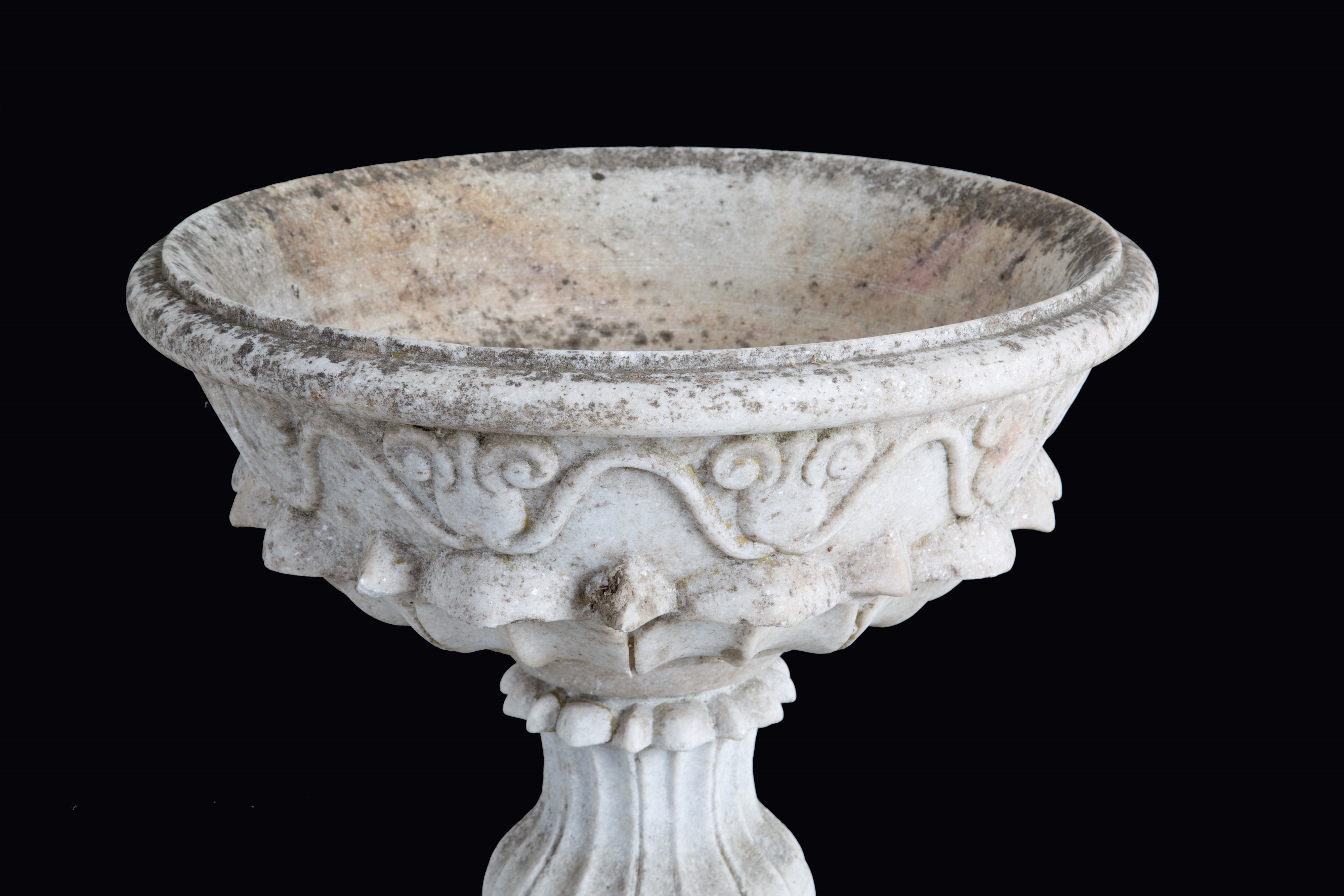 Acquasantiera in marmo