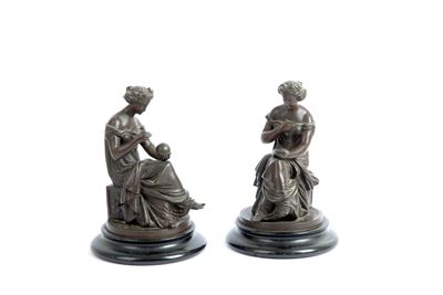 Coppia di Sculture "figure Femminili Sedute"