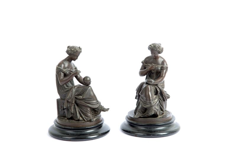 Coppia di Sculture "figure Femminili Sedute"