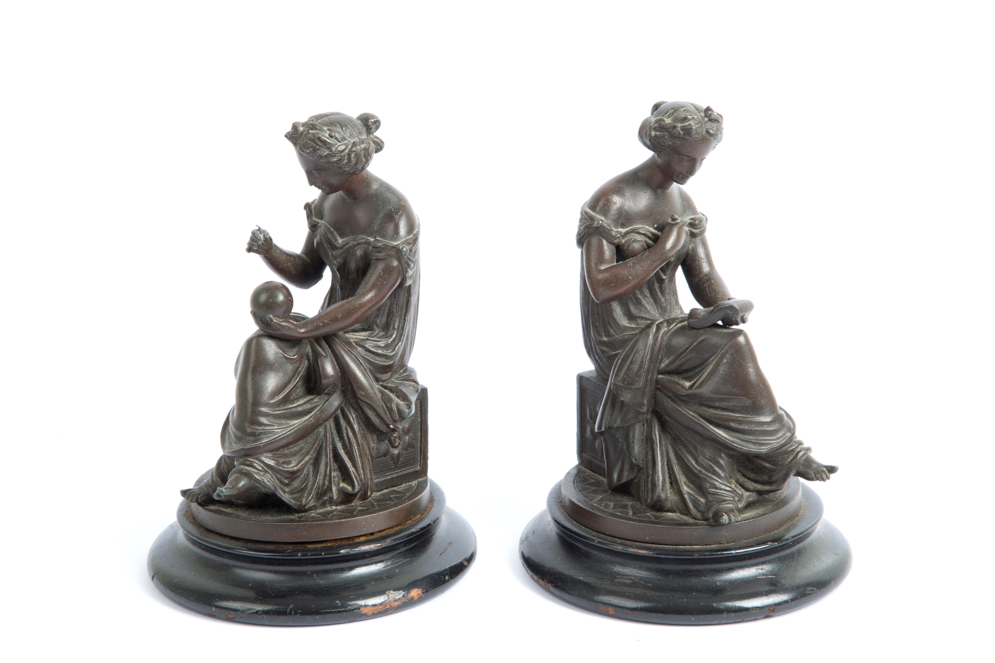 Coppia di Sculture "figure Femminili Sedute"