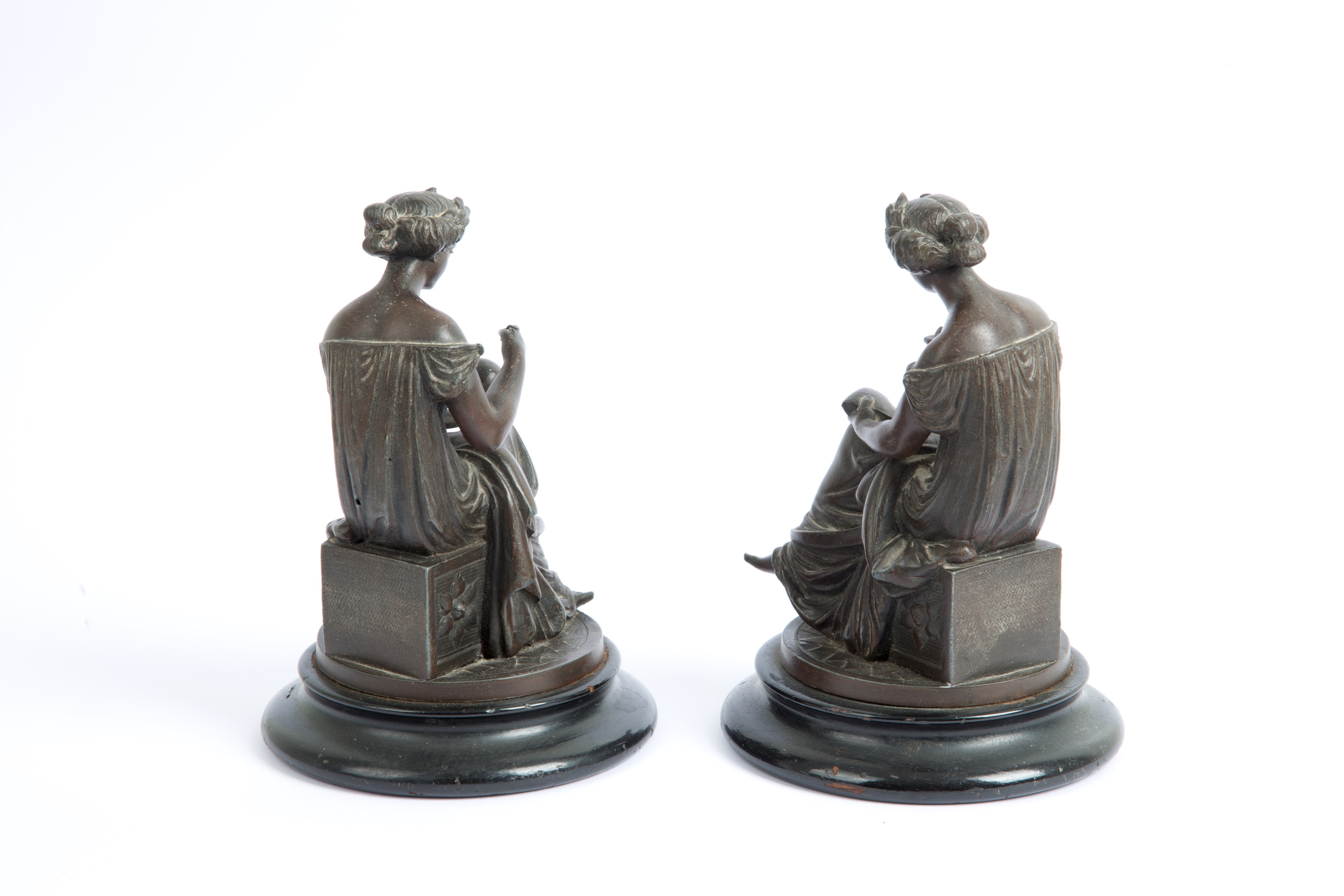 Coppia di Sculture "figure Femminili Sedute"