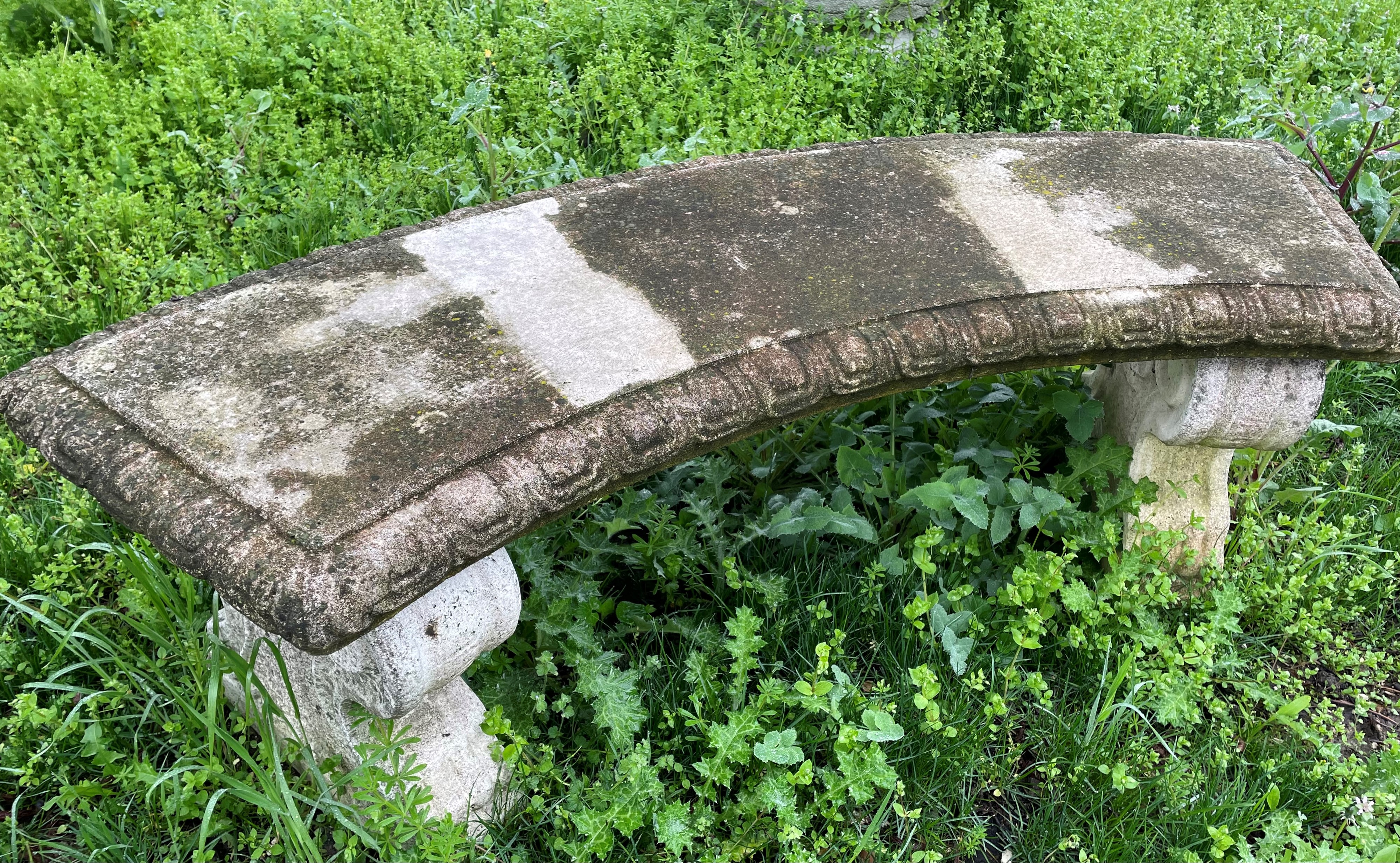 Coppia di panchine curve