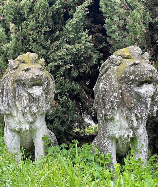 Coppia di sculture "LEONI"