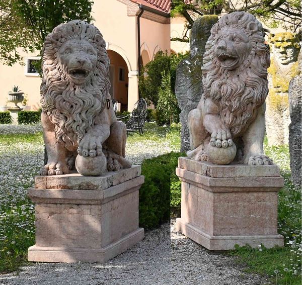 Coppia di sculture "LEONI"