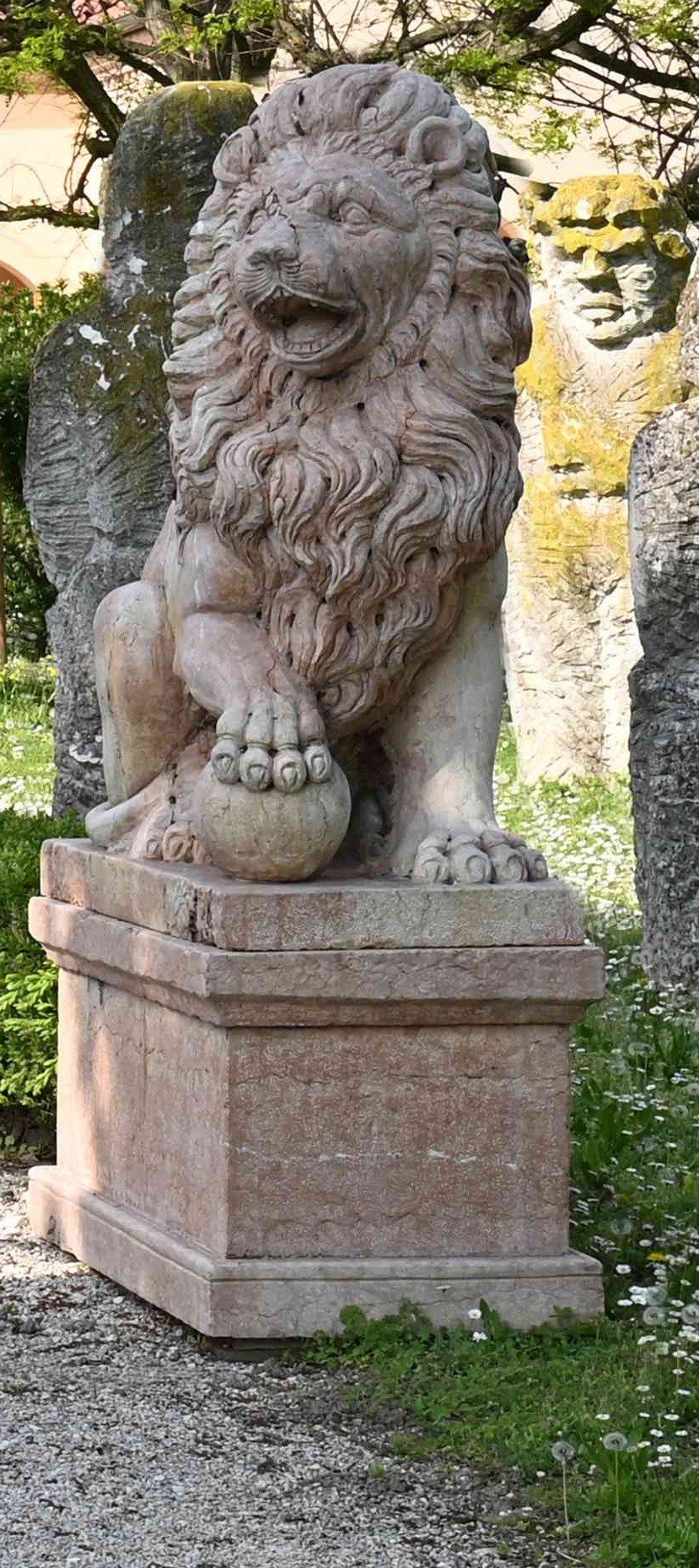 Coppia di Sculture "leoni"