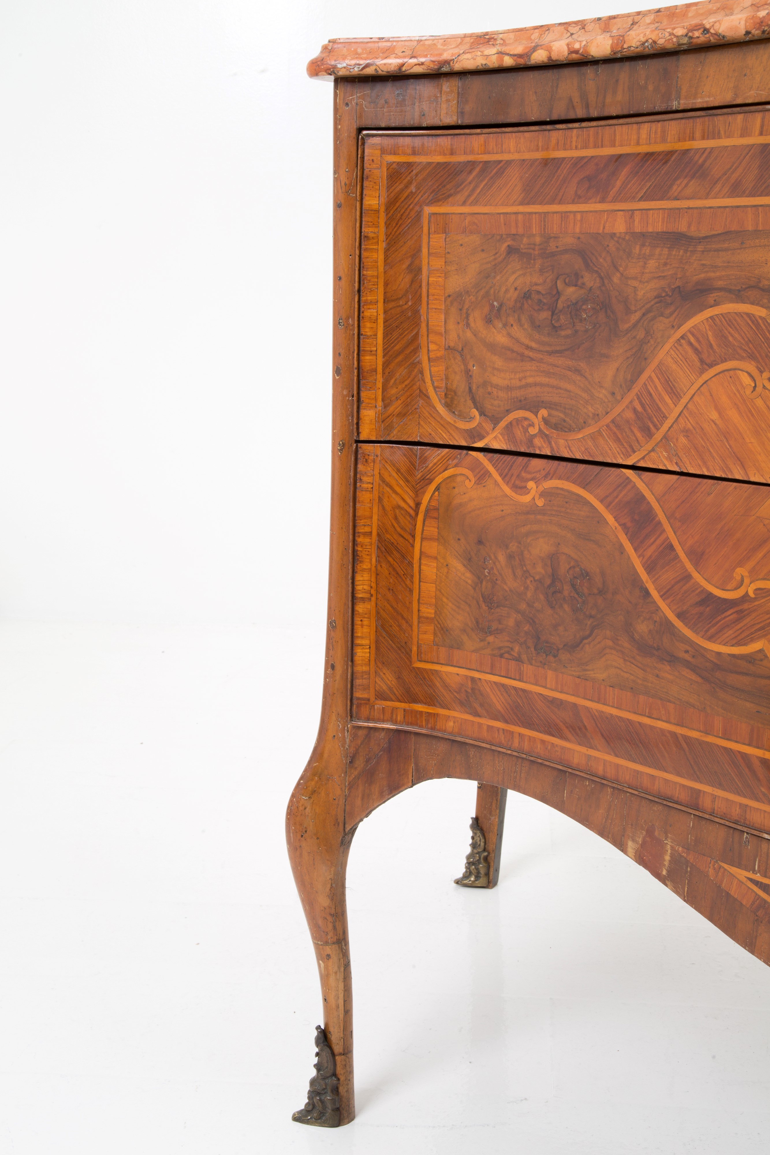 Comò mosso con piano in marmo rosso