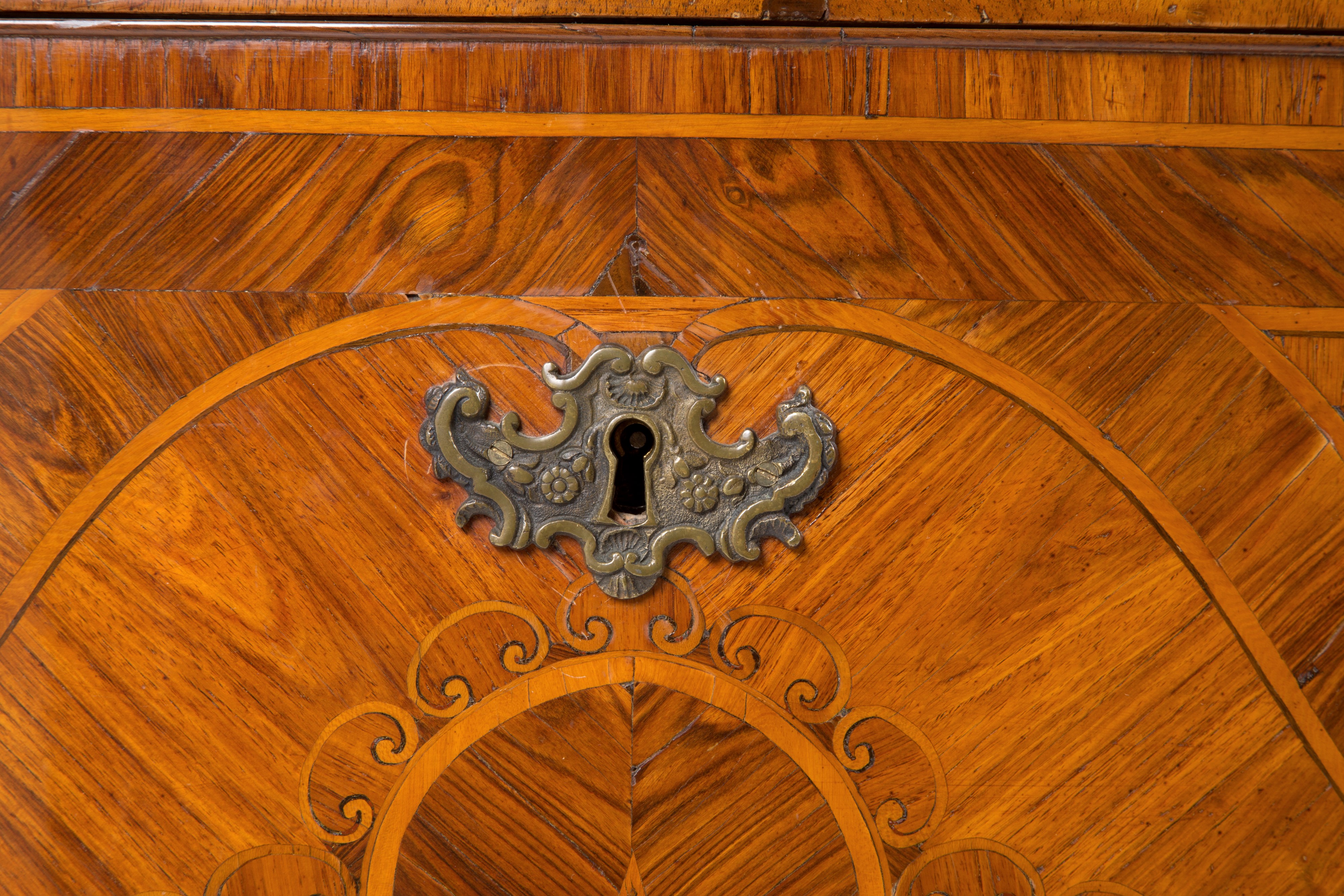 Comò mosso con piano in marmo rosso