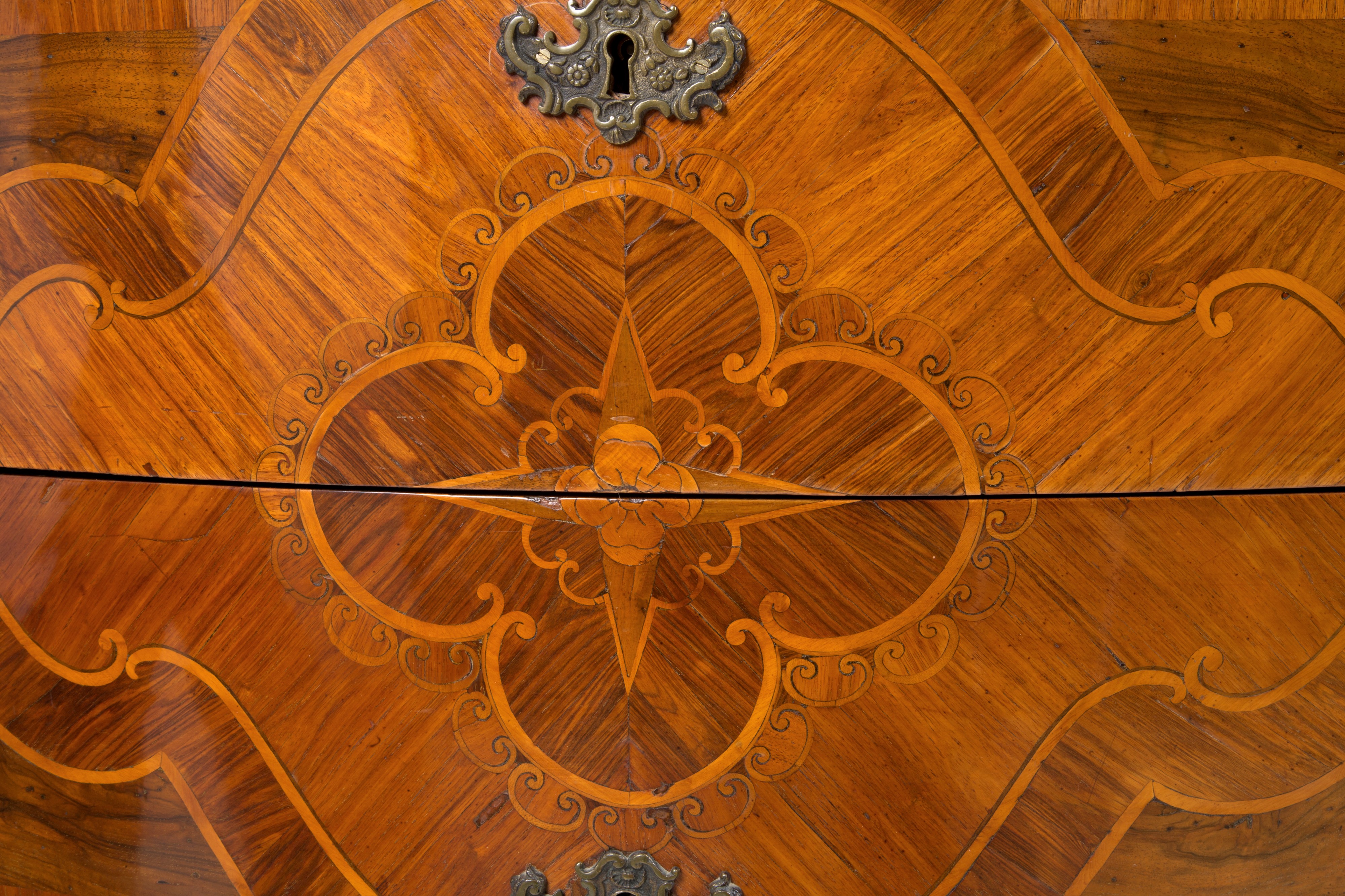 Comò mosso con piano in marmo rosso