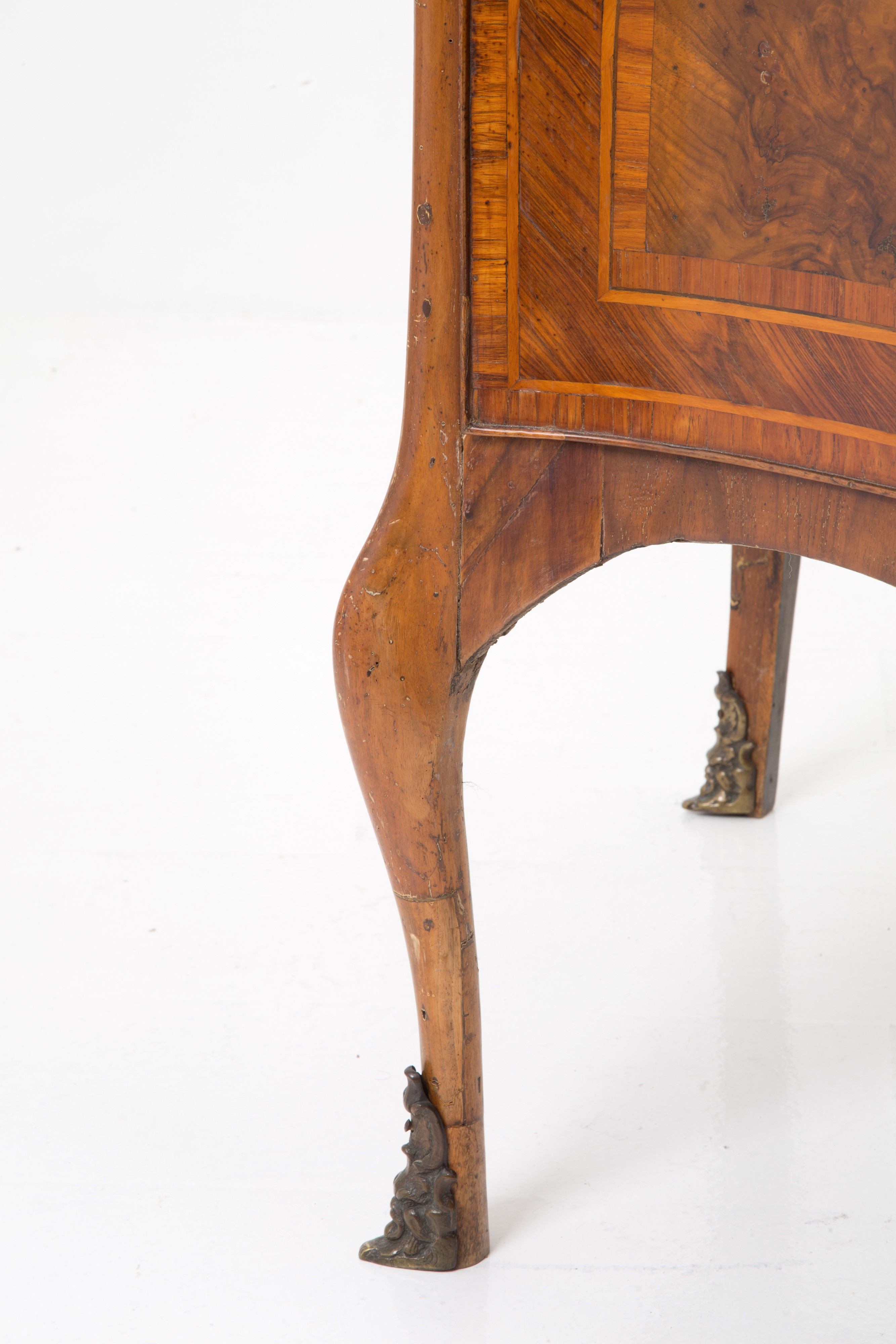 Comò mosso con piano in marmo rosso