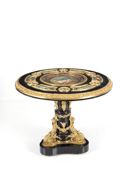 Tavolo con Guarnizioni in Bronzo Dorato e Scene di Vita