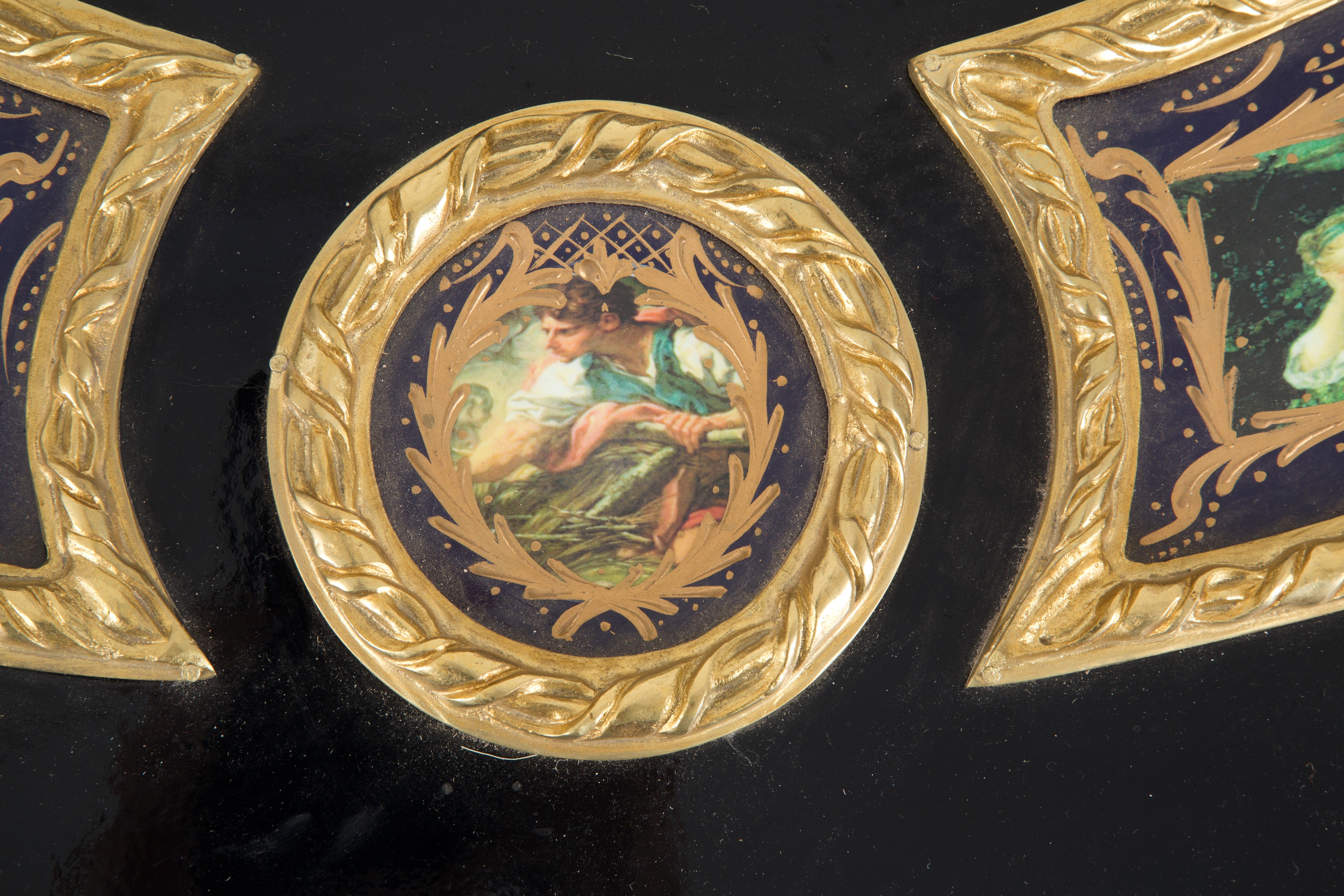 Tavolo con Guarnizioni in Bronzo Dorato e Scene di Vita
