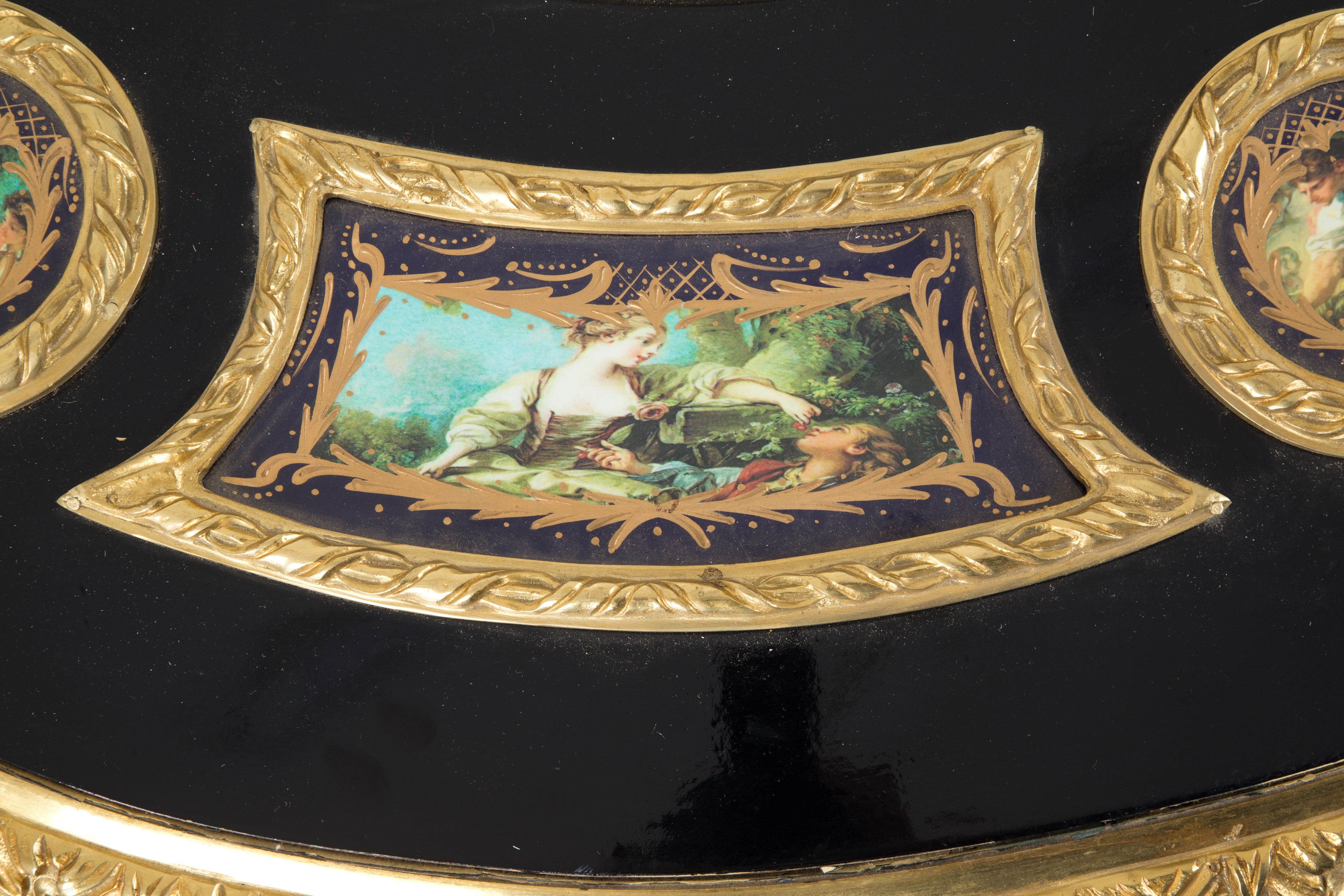 Tavolo con Guarnizioni in Bronzo Dorato e Scene di Vita