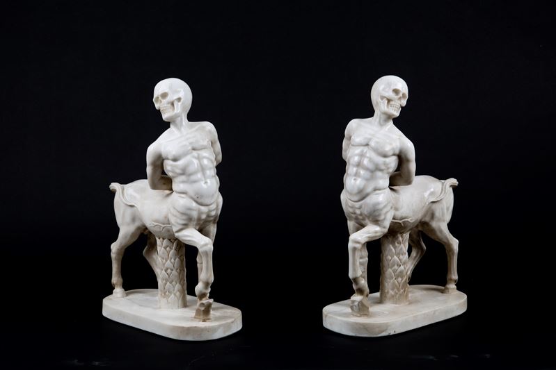Coppia di Sculture in Marmo “centauri con Teschi”