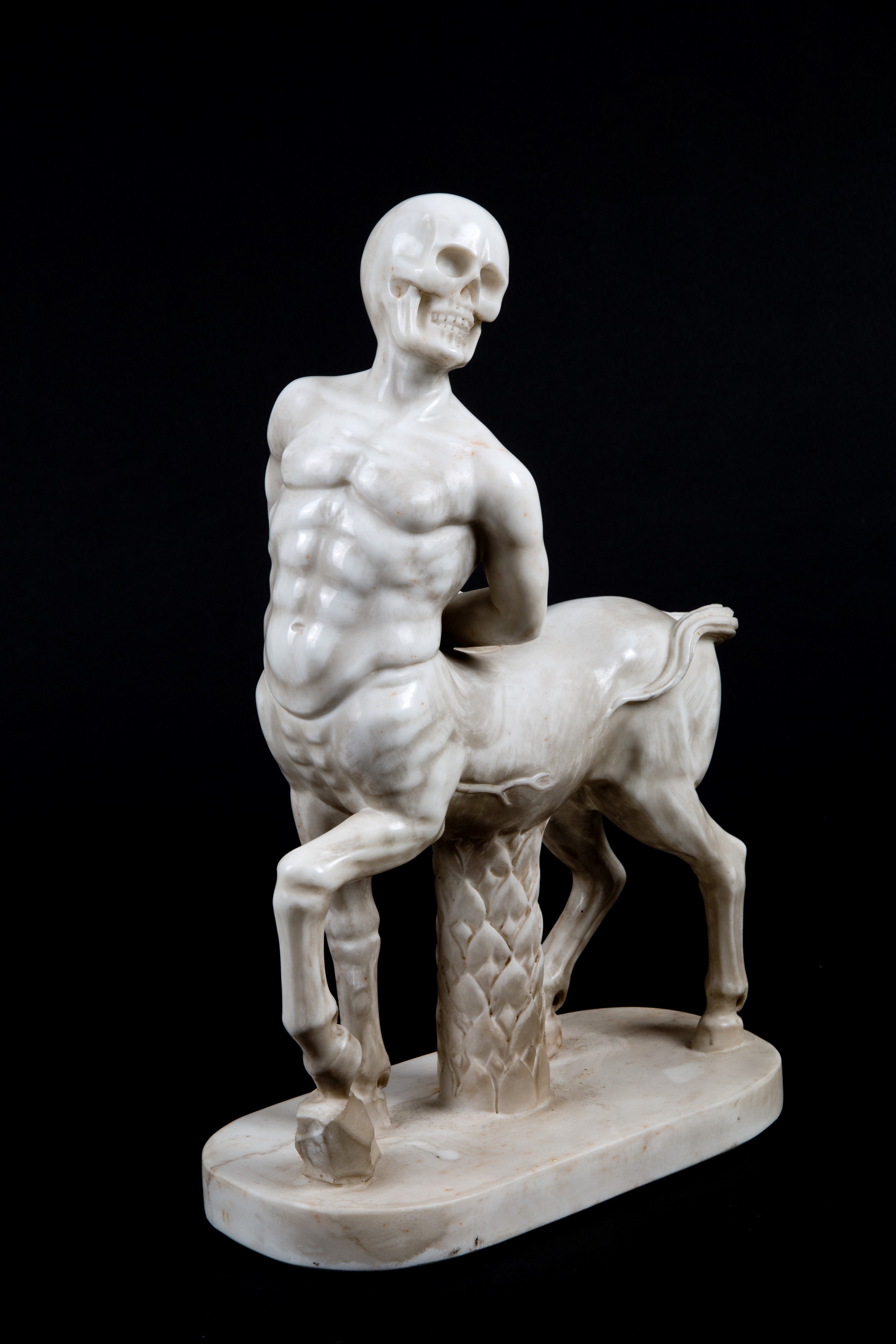Coppia di Sculture in Marmo “centauri con Teschi”