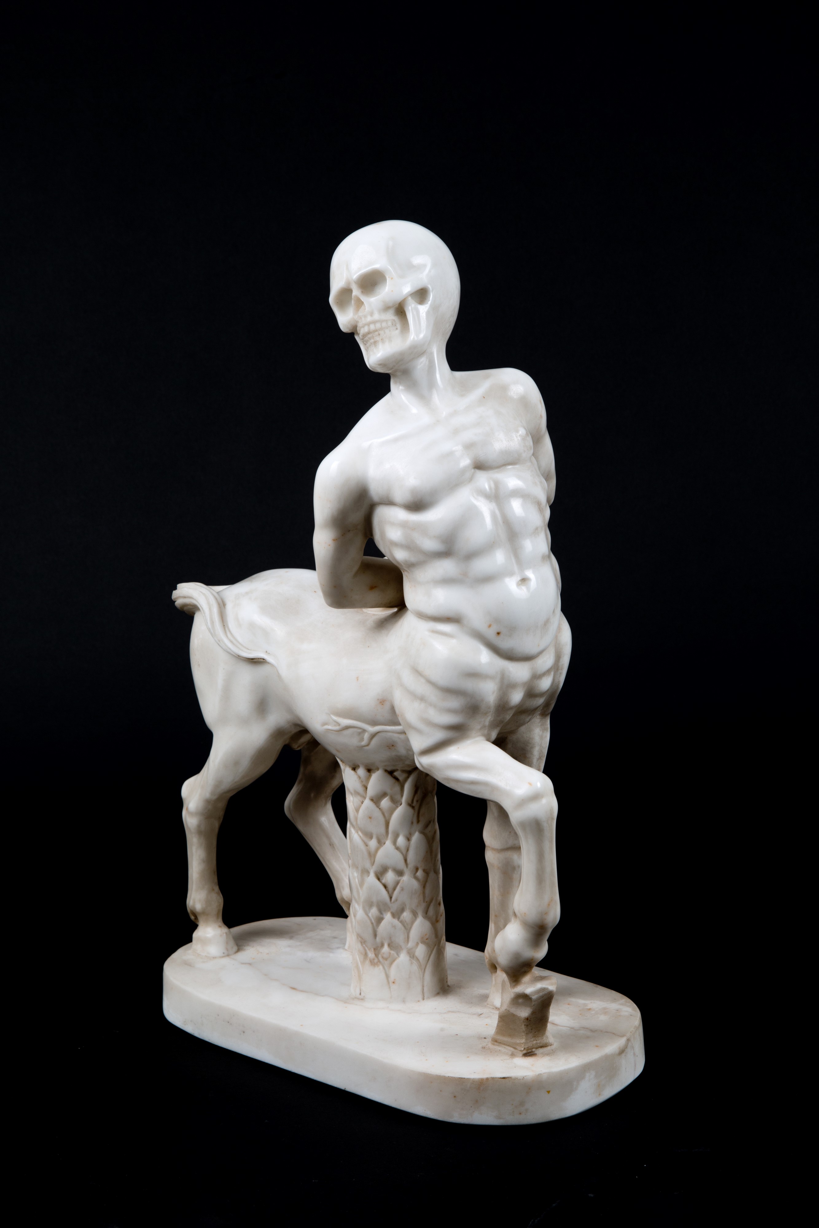 Coppia di Sculture in Marmo “centauri con Teschi”