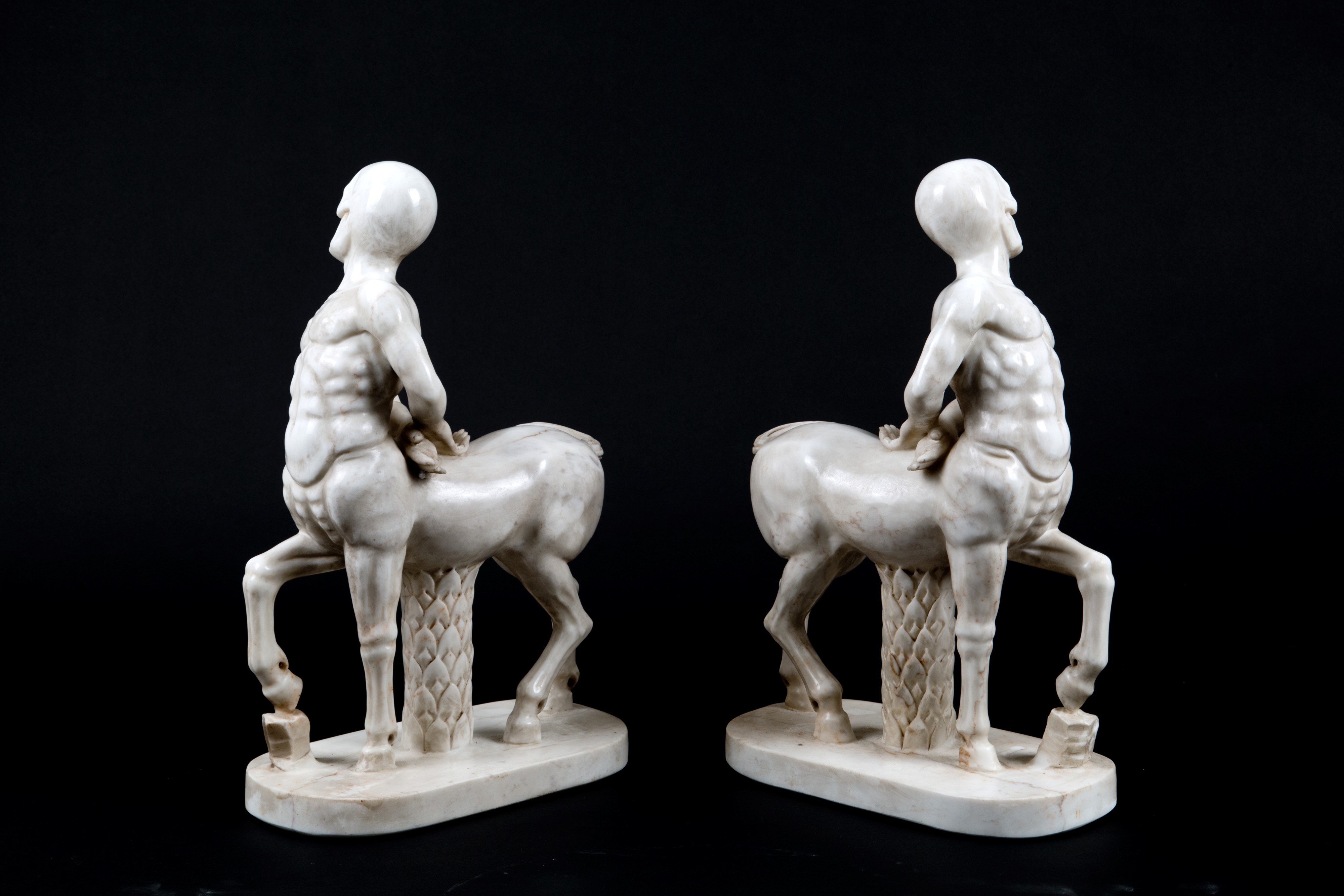 Coppia di Sculture in Marmo “centauri con Teschi”