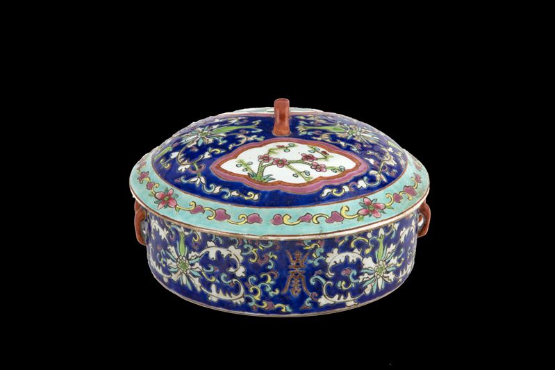 Pentola in porcellana dipinta