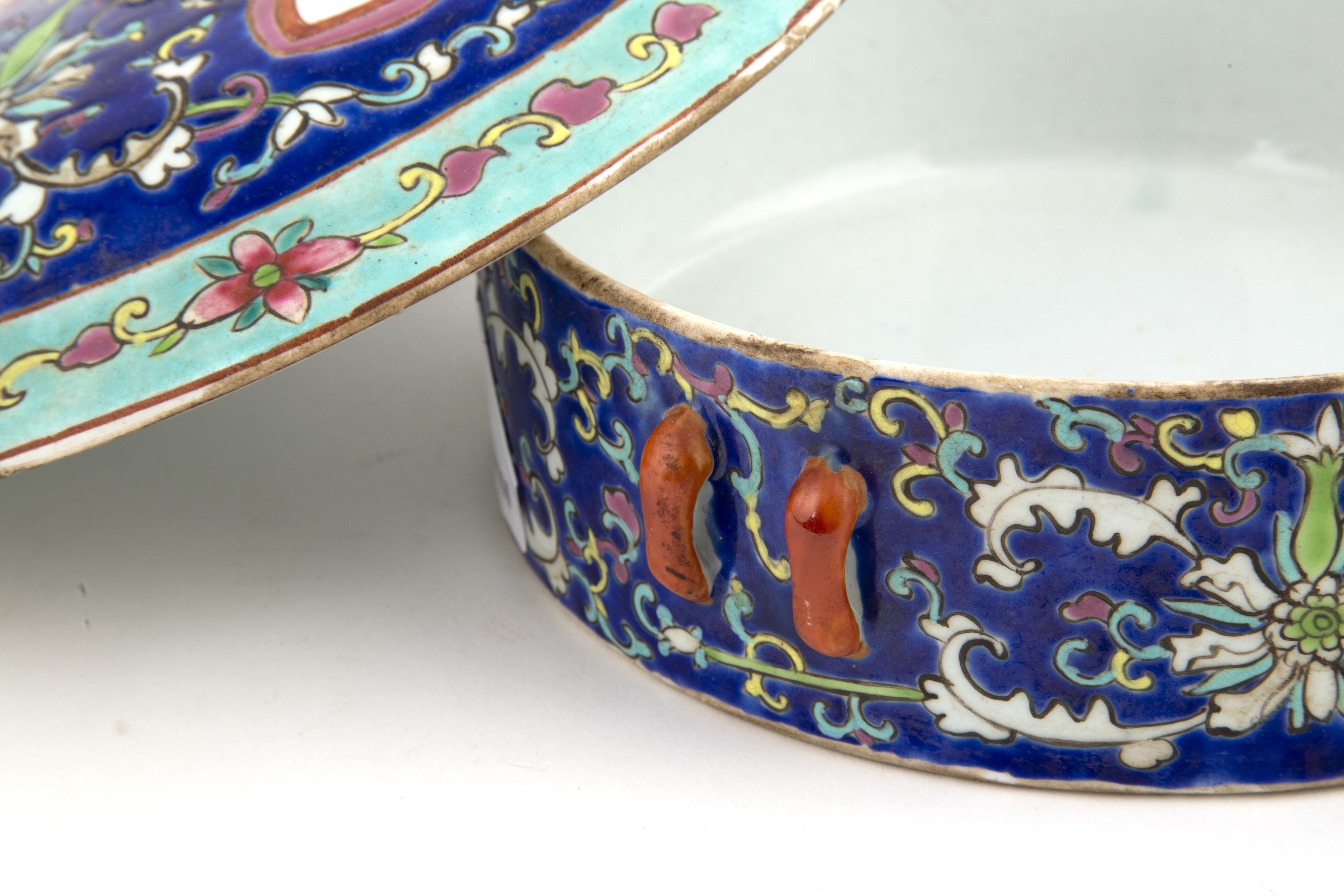 Pentola in porcellana dipinta