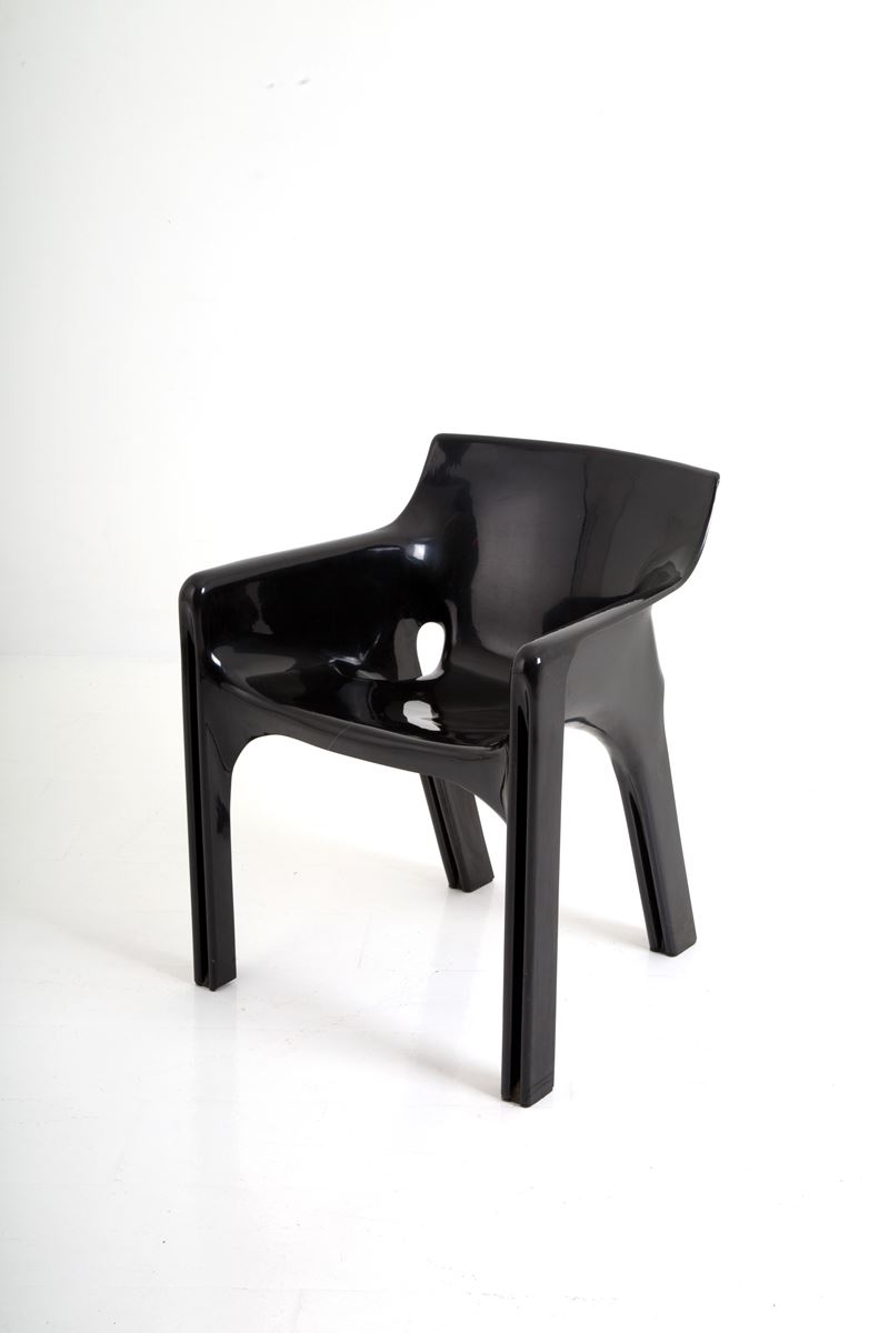 Vico Magistretti - Poltrona Gaudì in Resina Nera per Artemide