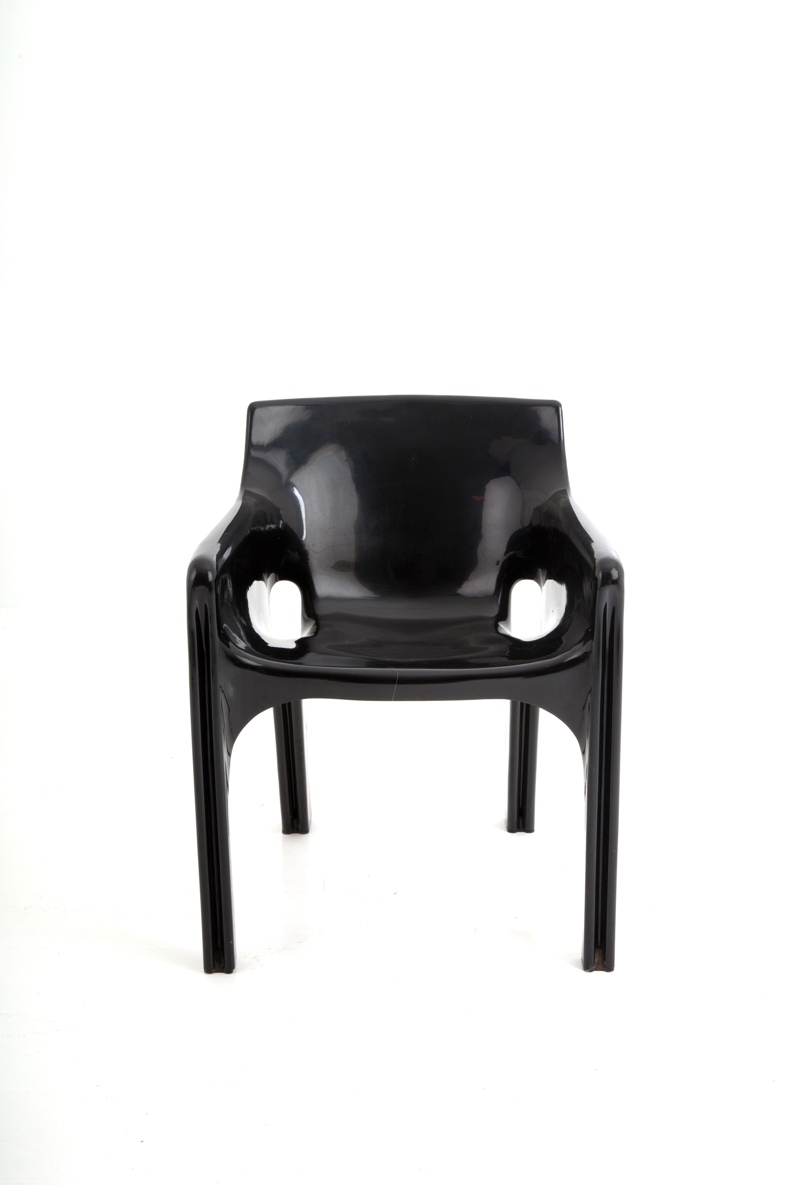 Vico Magistretti - Poltrona Gaudì in Resina Nera per Artemide