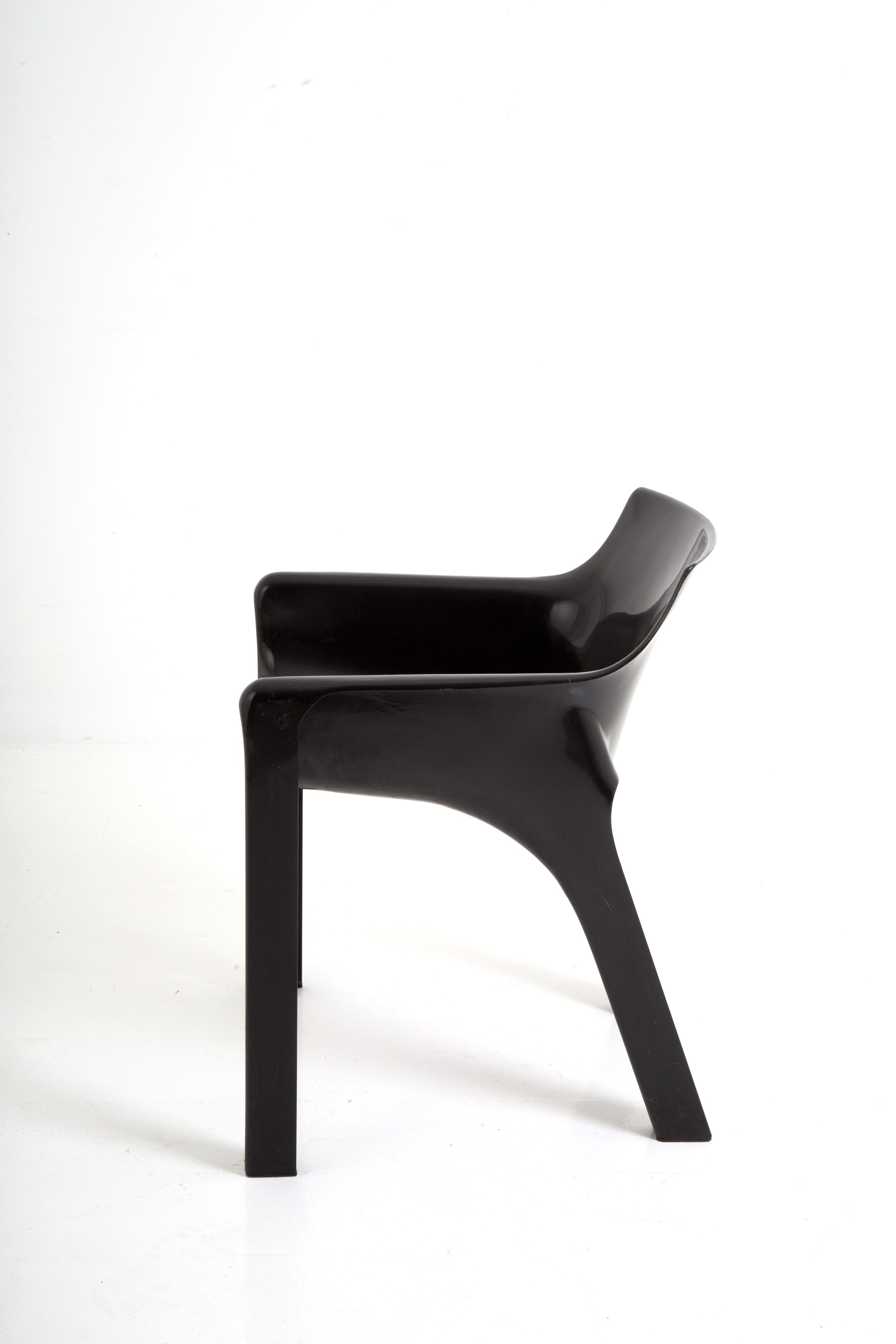 Vico Magistretti - Poltrona Gaudì in Resina Nera per Artemide