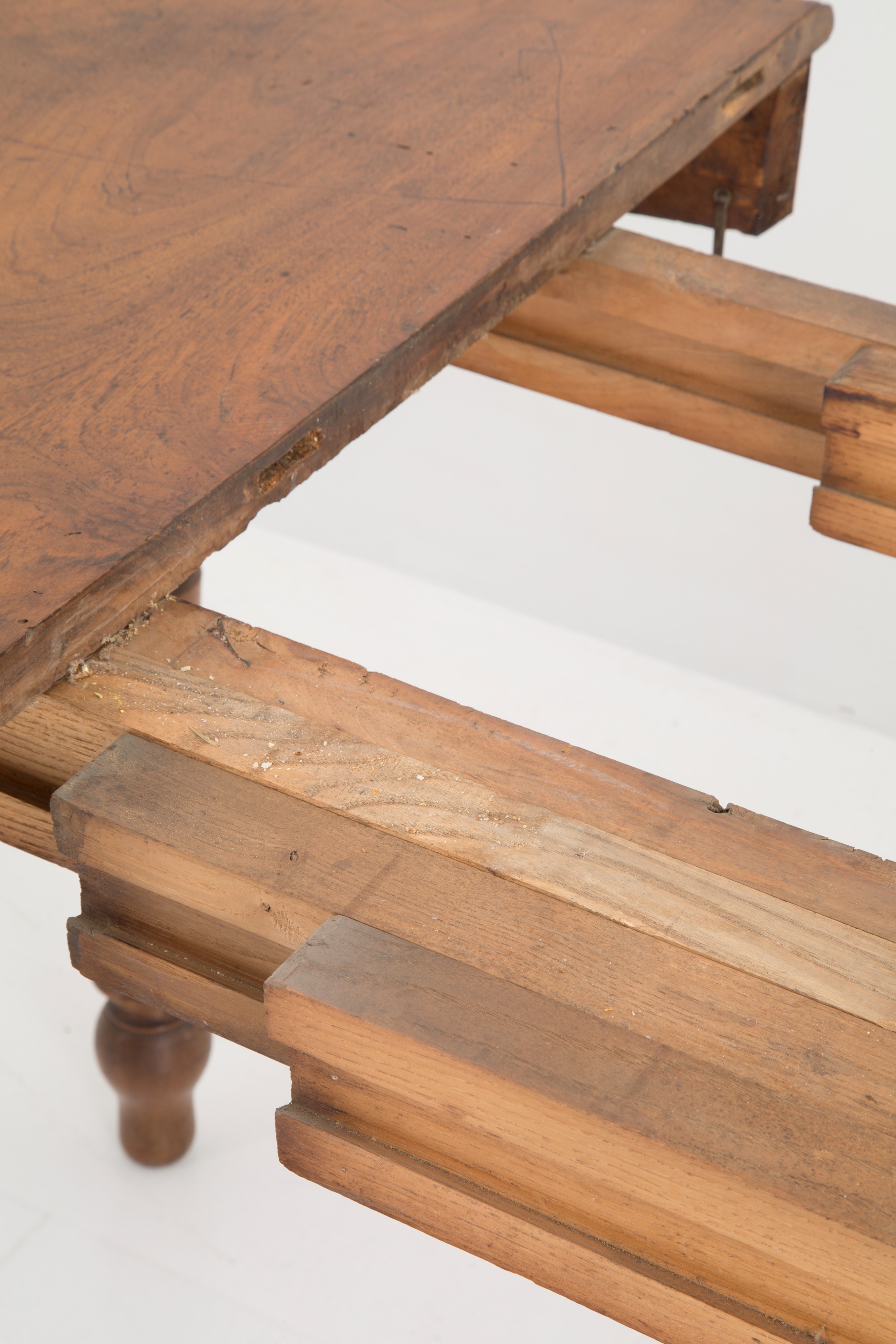 Tavolo Allungabile in Legno di Noce