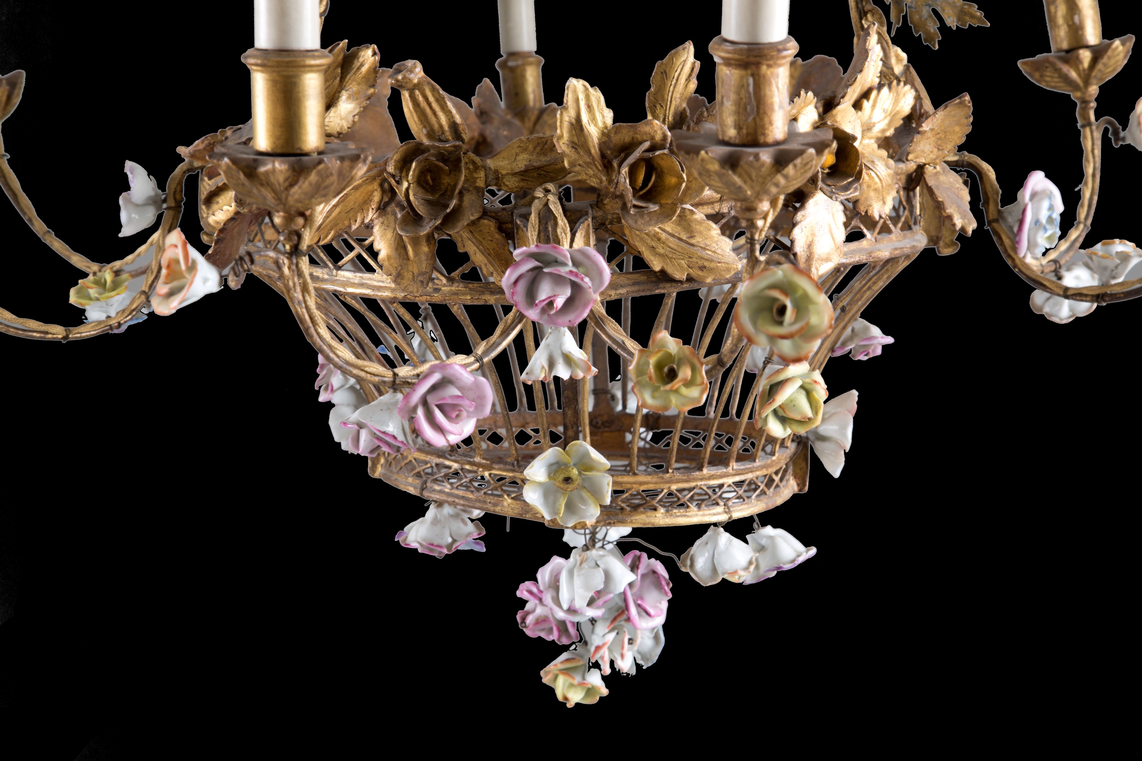 Lampadario a cestello con fiori