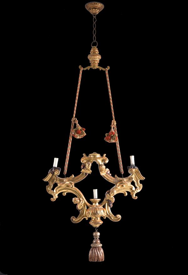 Lampadario in legno dorato con putti