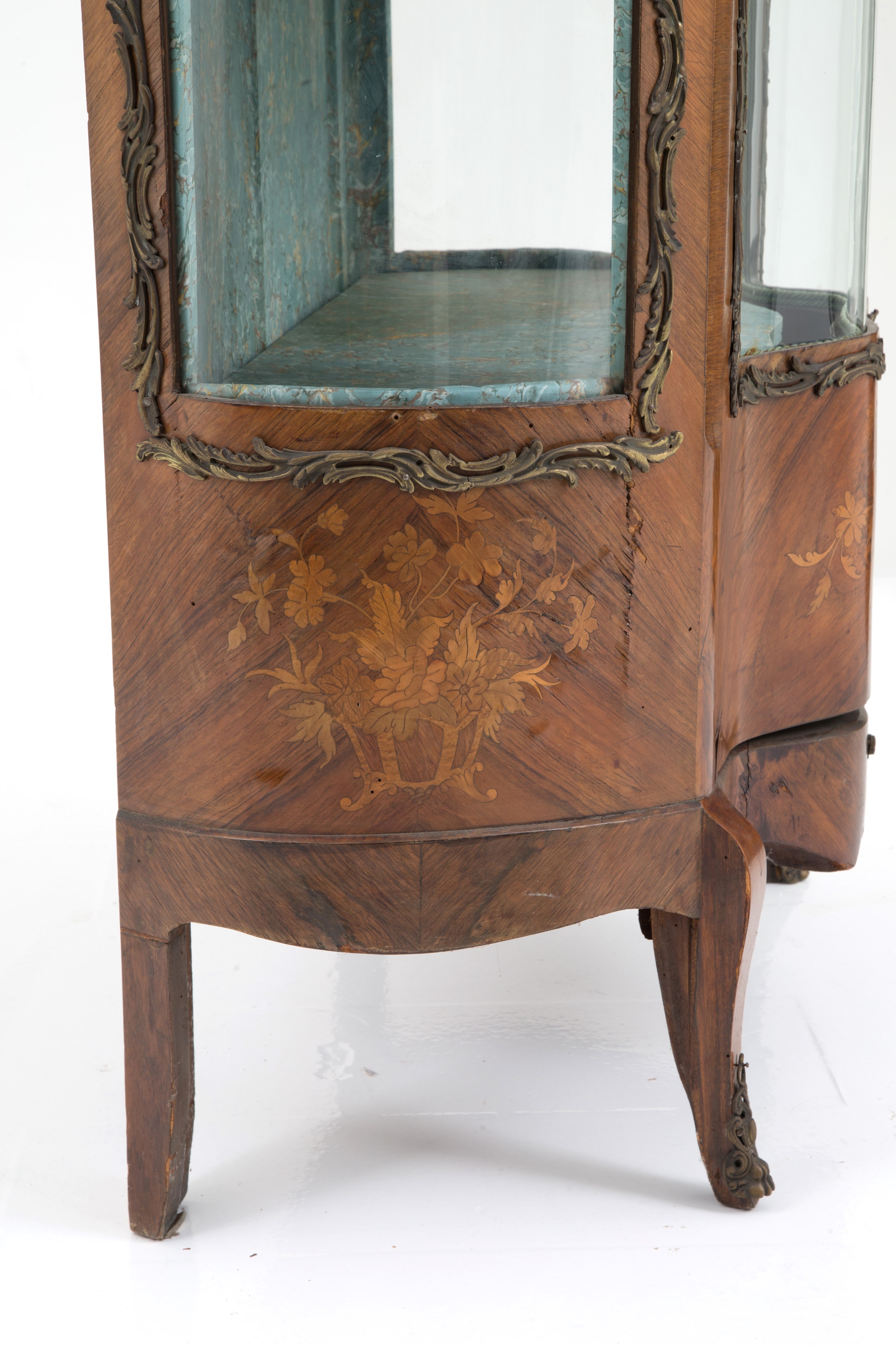 Vetrinetta con bronzi