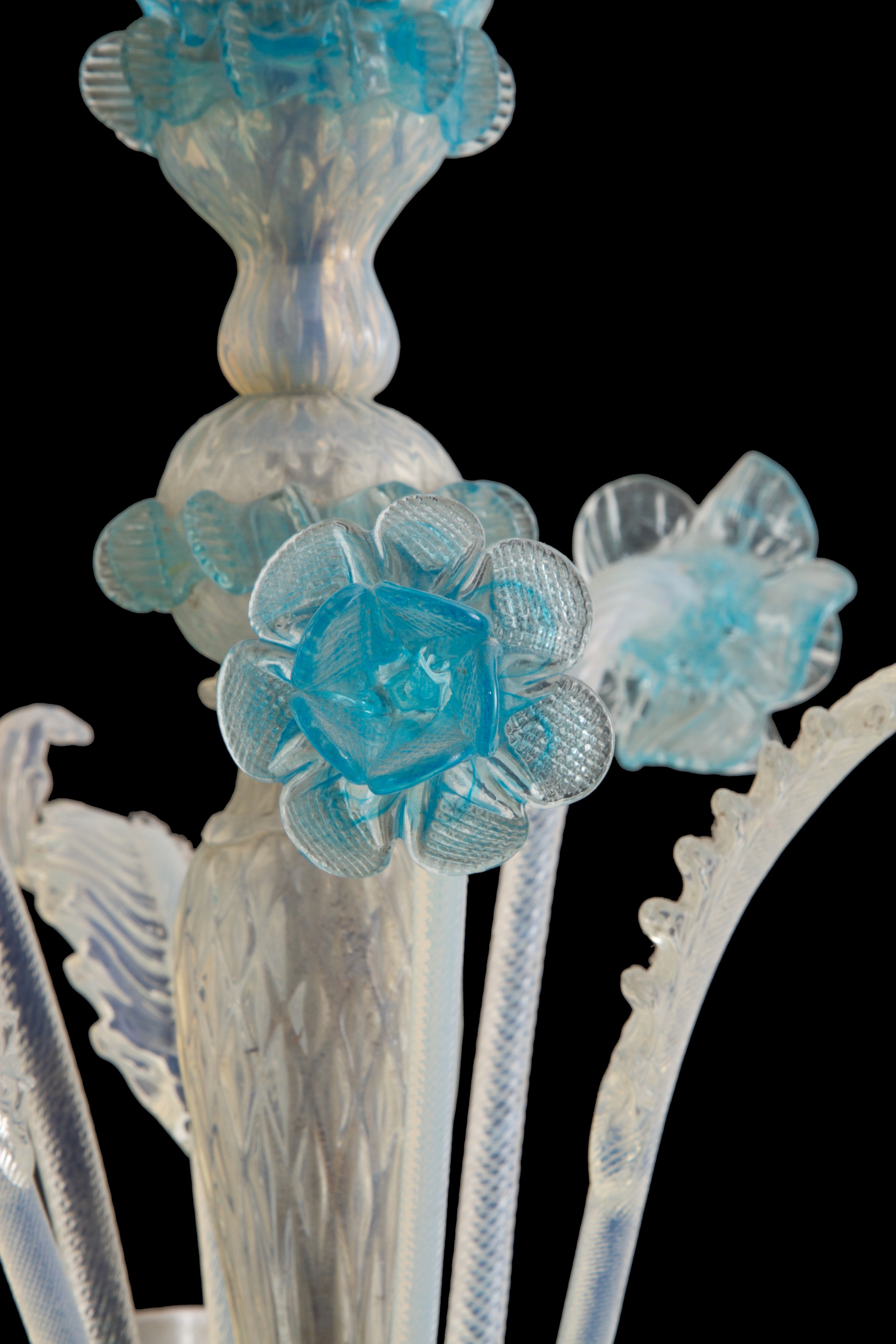 Lampadario con Finiture Azzurre