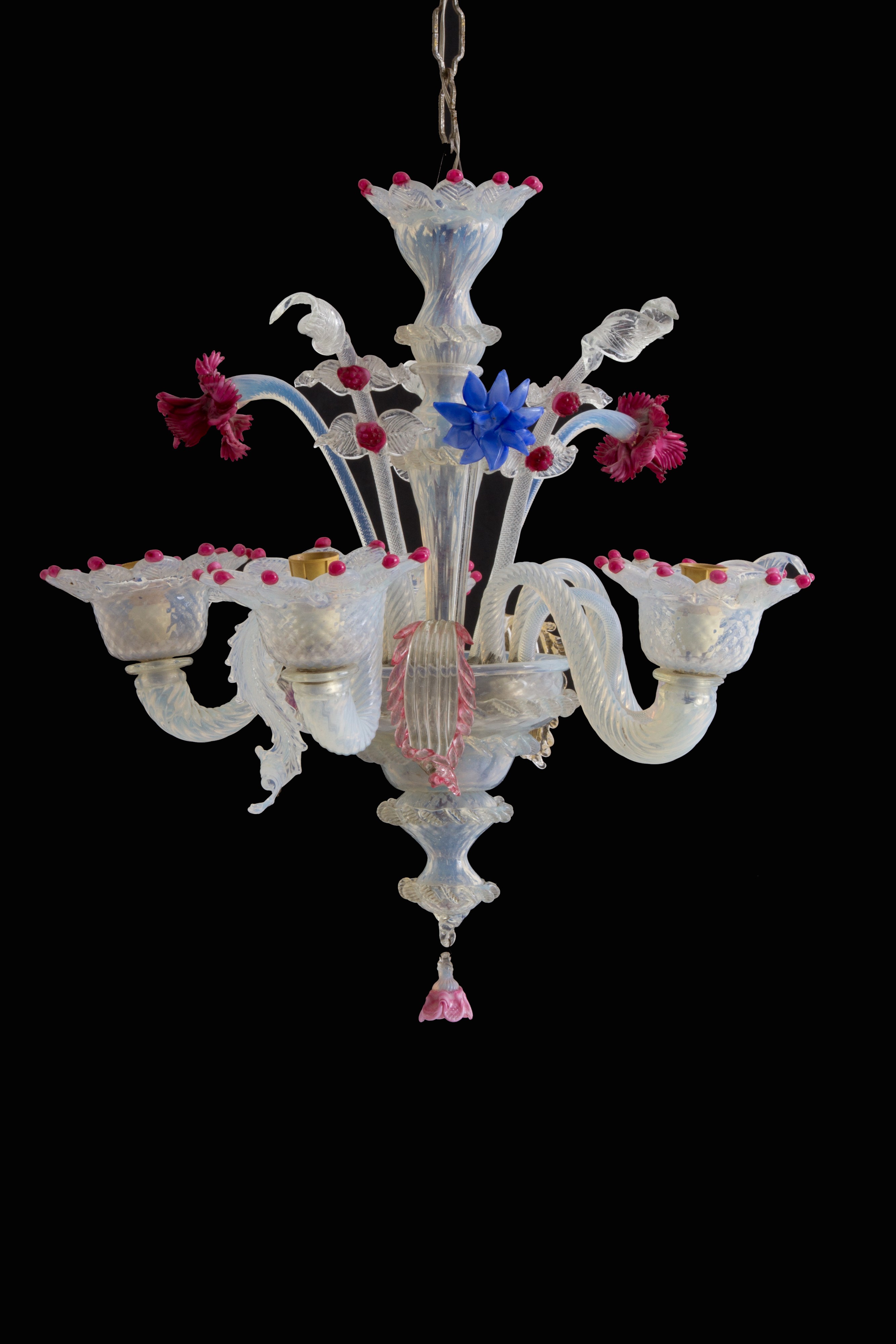 Lampadario con finiture rosa