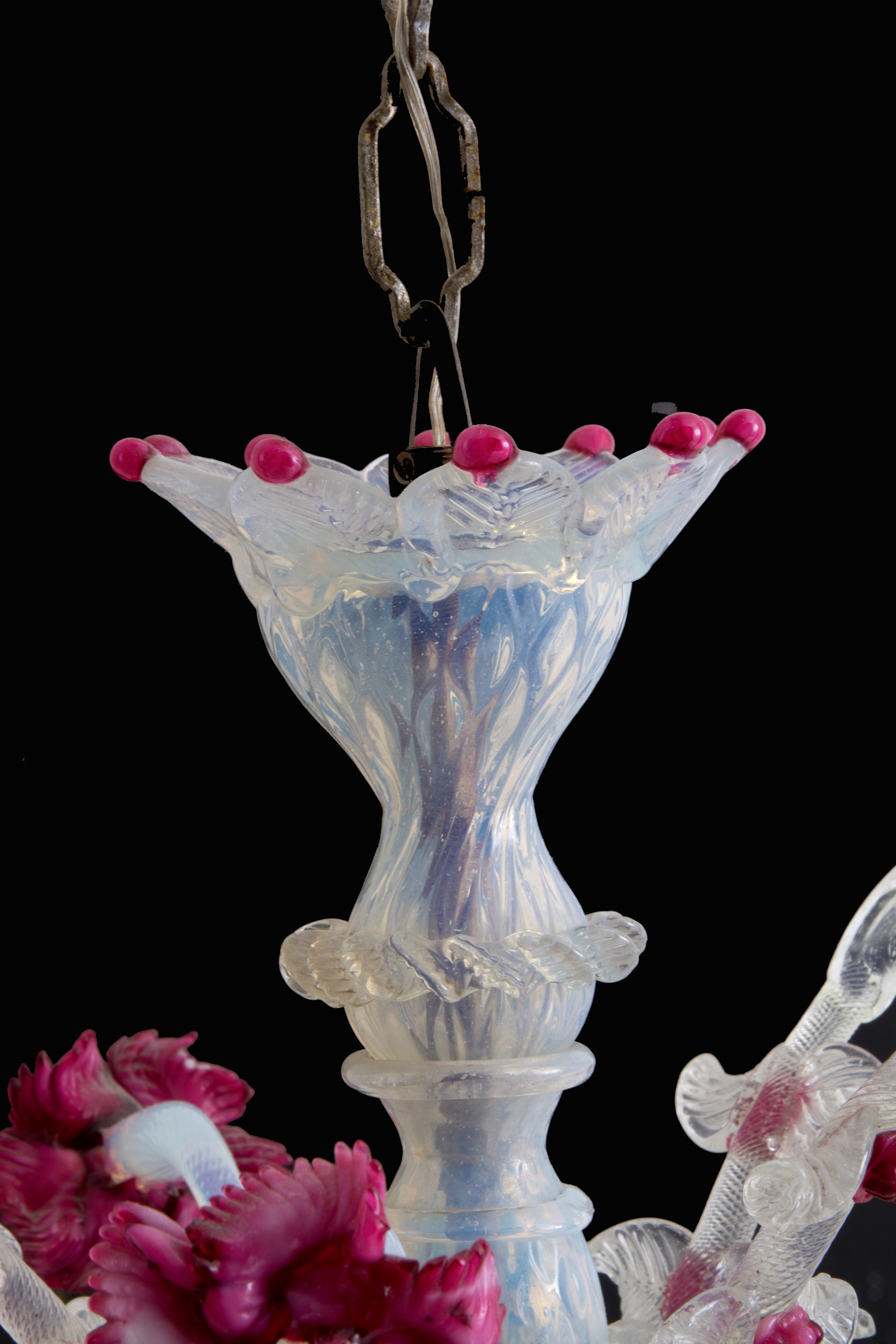 Lampadario con finiture rosa