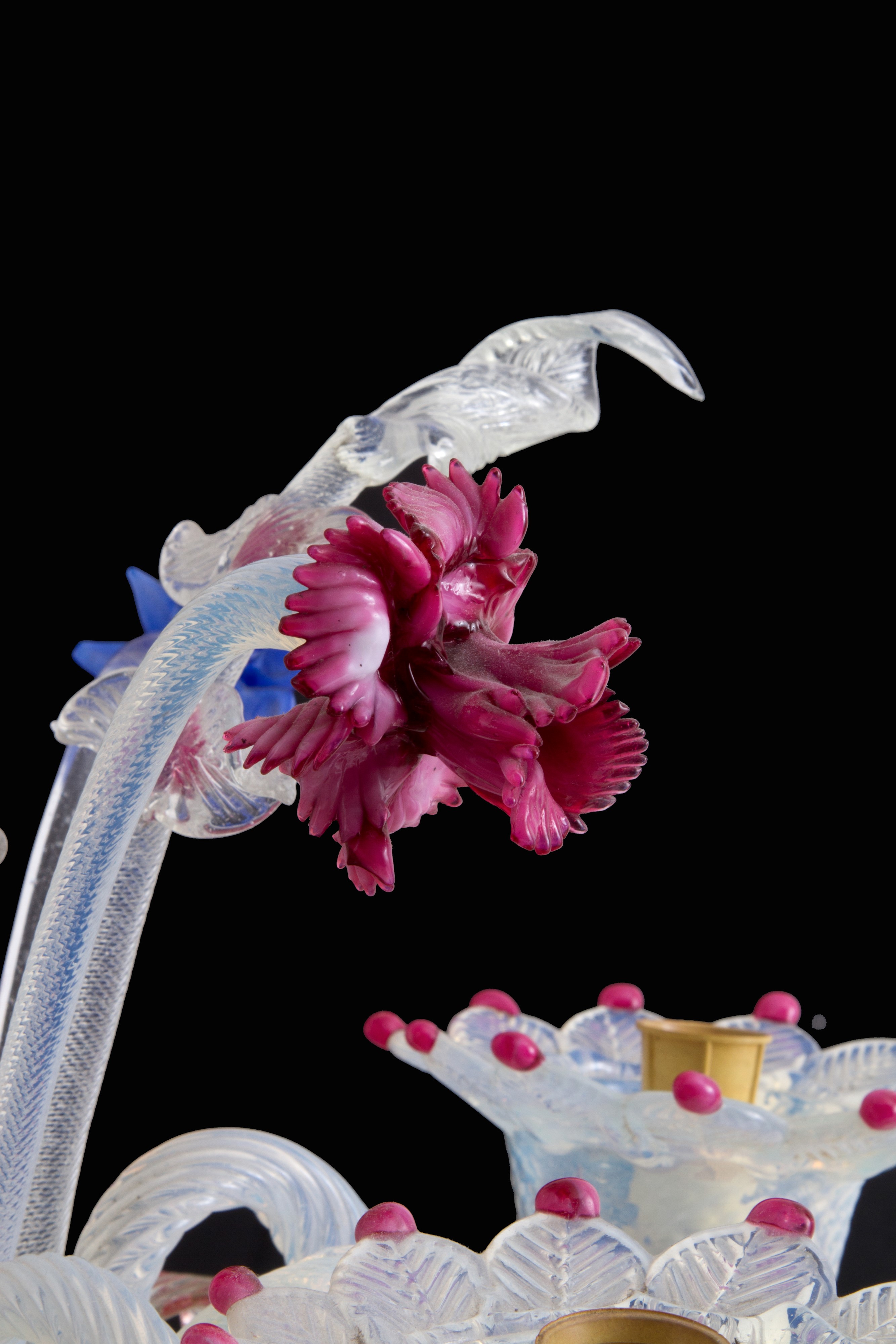 Lampadario con finiture rosa