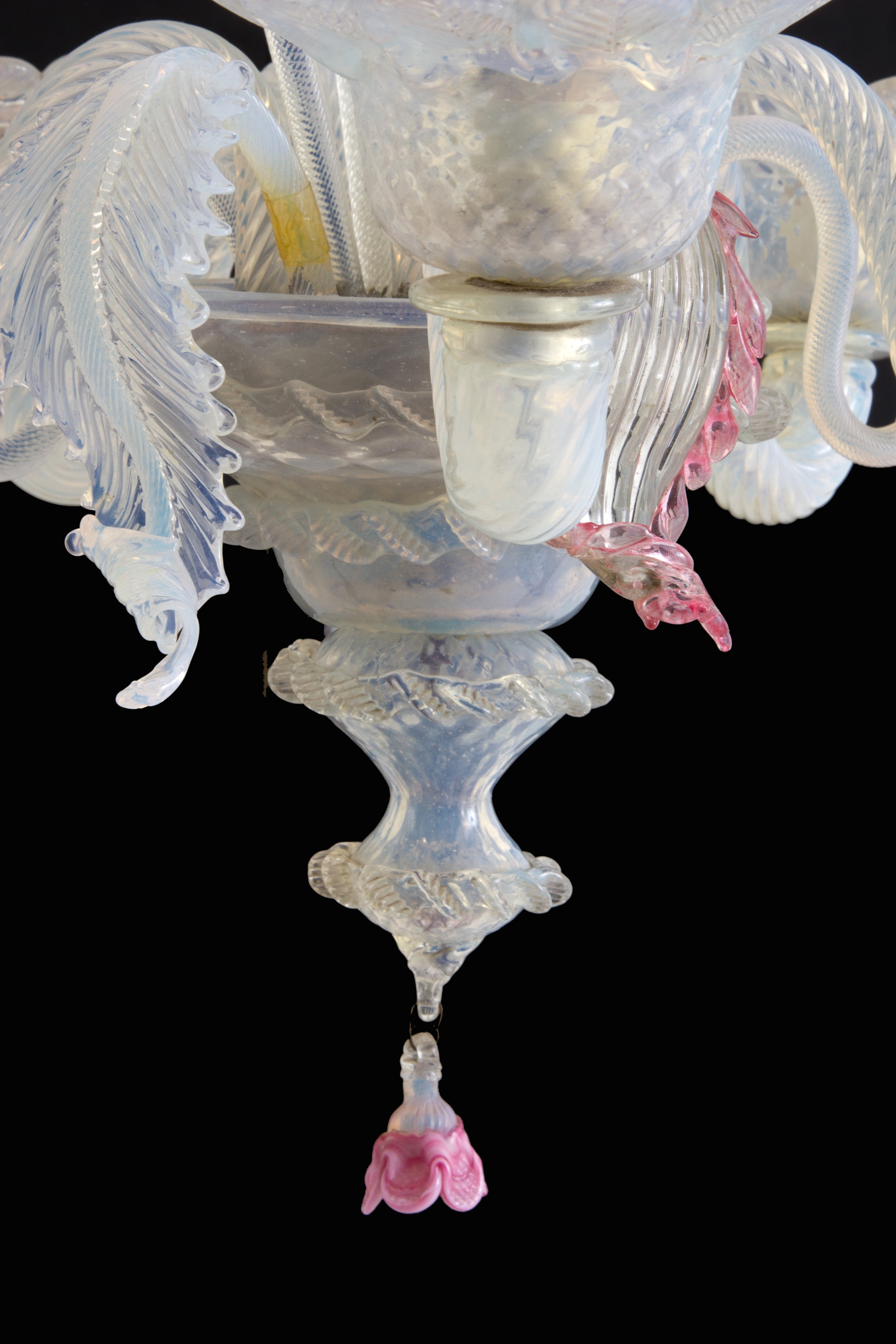 Lampadario con finiture rosa